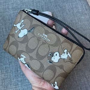 Coach Snoopy single zip wrislet